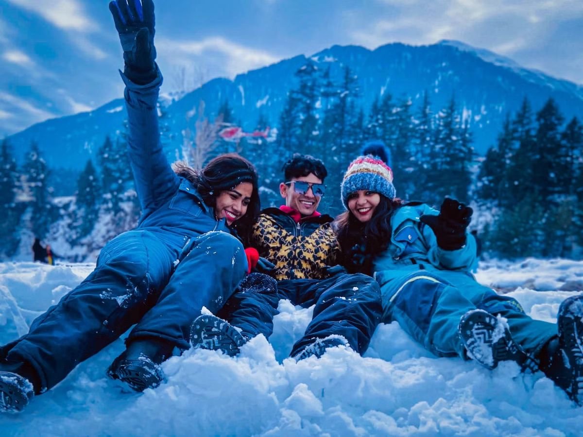 manali kasol group pictures